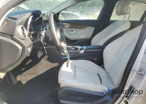 2015 Mercedes-Benz C 300 z USA, uszkodzony, nr VIN 55SWF4JB8FU043574